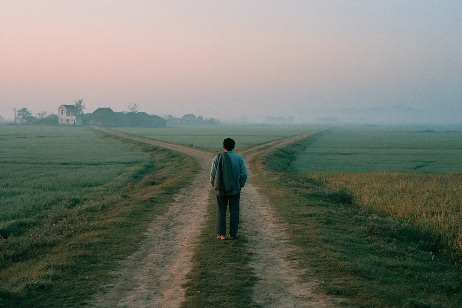 Nên cố bám, hay dứt áo đổi đường — Kinh Dịch có một quẻ riêng cho người đứng giữa ngã ba ấy